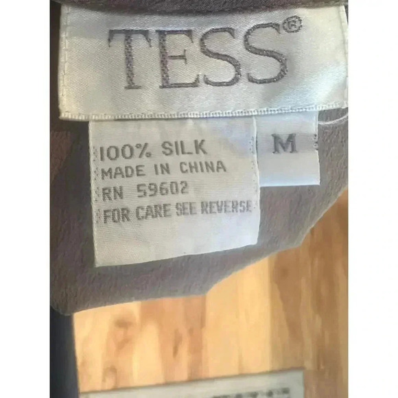 TESS short sleeveTAN  BLOUSE SHOULDER PADS 100 % SILK  SIZE MEDIUM - Picture 6 of 6